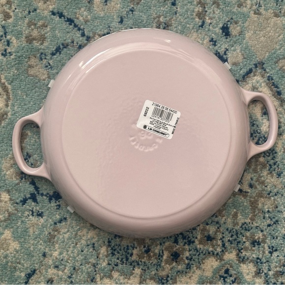 NWT beautiful 2.25qt 26cm petal braiser in Shallot. - Picture 3 of 11